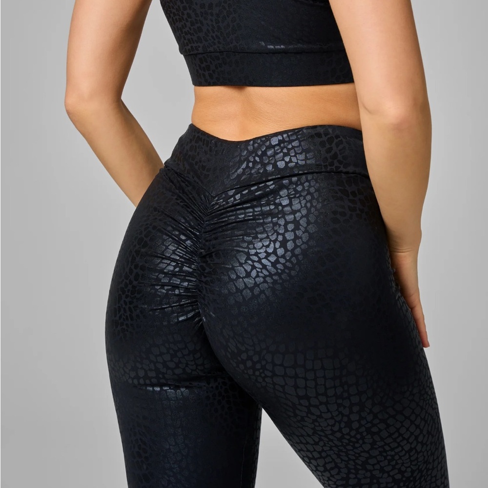 Black Textured V-cut Scrunch Leggings - Picture 4 of 4
